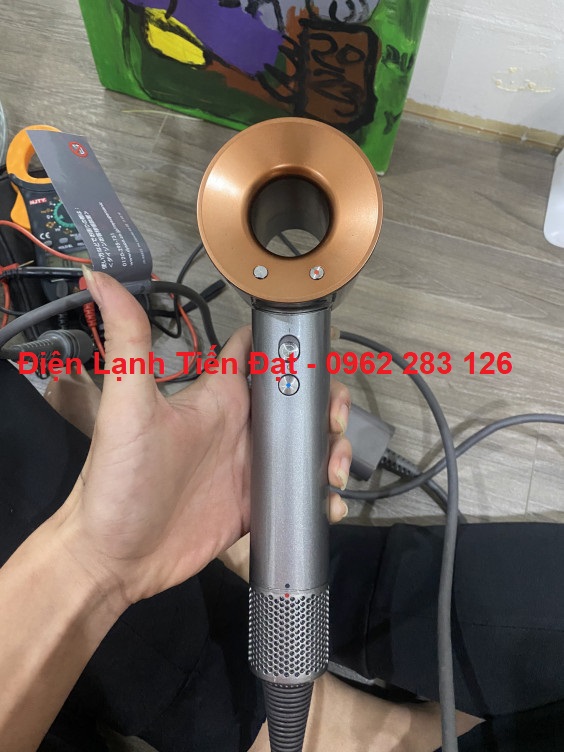 sua-may-say-toc-dyson-cau-giay